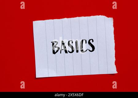 Parole di base scritte su carta strappata con sfondo rosso. Simbolo della parola di base concettuale. Copia spazio. Foto Stock