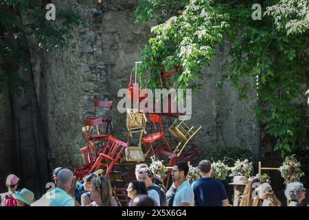 11 maggio 2024 - giorno di apertura della mostra internazionale di fiori di Girona, Temps de Flors, che si tiene ogni anno nel quartiere storico della città. Crediti: Howard Sayer/Alamy Live Foto Stock