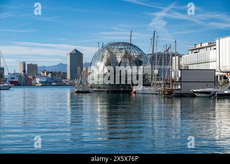 La Biosfera, conosciuta come la bolla, si trova sull'acqua nel Porto Vecchio di Genova sotto un cielo azzurro, in Liguria, Italia Foto Stock