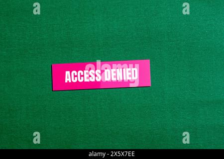 Accesso negato parole scritte su un adesivo di carta rosa con sfondo verde. Simbolo accesso concettuale negato. Copia spazio. Foto Stock