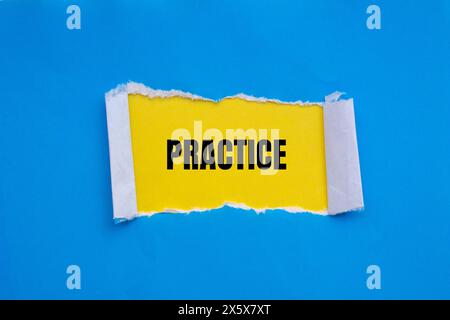 Esercitazione scritta su carta blu strappata con sfondo giallo. Simbolo della pratica concettuale. Copia spazio. Foto Stock