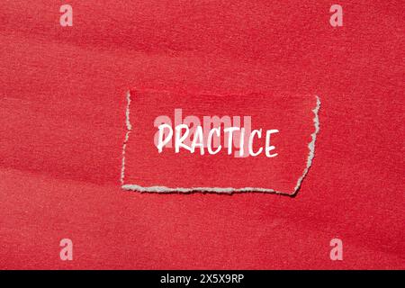 Esercitazione scritta su carta rossa strappata con sfondo rosso. Simbolo della pratica concettuale. Copia spazio. Foto Stock