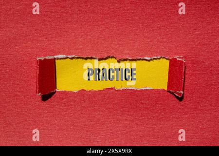Esercitazione scritta su carta rossa strappata con sfondo giallo. Simbolo della pratica concettuale. Copia spazio. Foto Stock