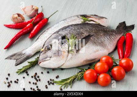 Pesce dorado fresco crudo con verdure e spezie Foto Stock