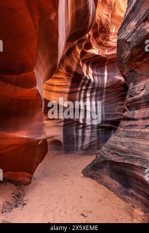 Il canyon cardiaco vicino a Page, Arizona, mette in risalto lo stretto passaggio e la luce brillante e gli intricati motivi che si formano su milioni di yuan Foto Stock