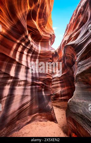 Il canyon cardiaco vicino a Page, Arizona, mette in risalto lo stretto passaggio e la luce brillante e gli intricati motivi che si formano su milioni di yuan Foto Stock