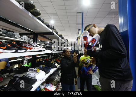 San Diego, Carabobo, Venezuela. 11 maggio 2024. 11 maggio 2024. Jeison Rodriguez, detentore del Guinness World record come essere umano con i piedi più grandi del mondo, osserva diverse paia di scarpe durante una visita al negozio di gala nel comune di San Diego, nello stato di Carabobo. Foto: Juan Carlos HernÃndez (immagine di credito: © Juan Carlos Hernandez/ZUMA Press Wire) SOLO PER USO EDITORIALE! Non per USO commerciale! Foto Stock