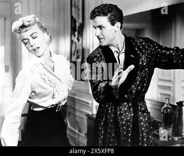 DOROTHY MALONE e ROBERT STACK in WRITTEN ON THE WIND 1956 regista DOUGLAS SIRK romanzo Robert Wilder sceneggiatura George Zuckerman musica Frank Skinner produttore Albert Zugsmith Universal International Pictures (UI) Foto Stock