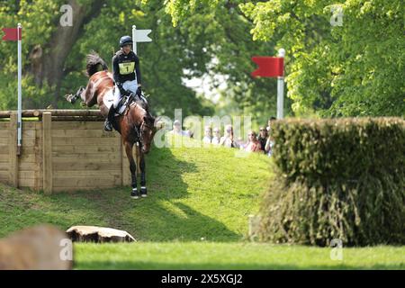 Gloucestershire, Regno Unito. 11 maggio 2024. Tom Jackson della Gran Bretagna con Farndon durante il cross-country a Badminton Horse Trials l'11 maggio 2024, Badminton Estate, Regno Unito (foto di Maxime David - MXIMD Pictures) crediti: MXIMD Pictures/Alamy Live News Foto Stock