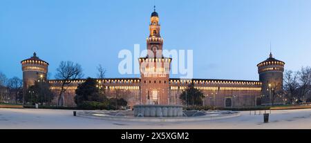 MILANO, ITALIA - 4 MARZO 2024: Castello Sforzesco - Castello Sforzesco al crepuscolo Foto Stock