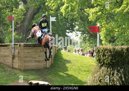 Gloucestershire, Regno Unito. 11 maggio 2024. Tom Jackson della Gran Bretagna con Farndon durante il cross-country a Badminton Horse Trials l'11 maggio 2024, Badminton Estate, Regno Unito (foto di Maxime David - MXIMD Pictures) crediti: MXIMD Pictures/Alamy Live News Foto Stock