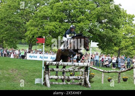 Gloucestershire, Regno Unito. 11 maggio 2024. Gubby Leech di Gran Bretagna con Royal Harvest durante il cross-country a Badminton Horse Trials l'11 maggio 2024, Badminton Estate, Regno Unito (foto di Maxime David - MXIMD Pictures) crediti: MXIMD Pictures/Alamy Live News Foto Stock