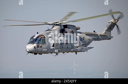 Okehampton, Devon, Regno Unito, 11 maggio 2024. Elicottero Merlin HC4/4A della Royal Navy che svolge compiti durante l'esercizio fisico Wyvern Tor sul bordo settentrionale di Dartmoor, Devon, Regno Unito, a sostegno delle sfide Ten Tors e Jubillee del 2024. Crediti: Bob Sharples/Alamy Live News Foto Stock