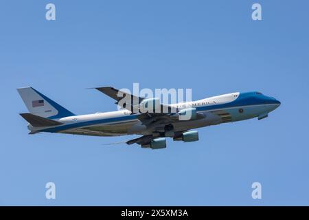 SeaTac, Washington, Stati Uniti. 11 maggio 2024. L'Air Force One decolla all'aeroporto internazionale di Seattle-Tacoma. Il presidente Biden ha partecipato a una serie di eventi per raccogliere fondi per la sua campagna di rielezione a Seattle venerdì e sabato. Crediti: Paul Christian Gordon/Alamy Live News Foto Stock