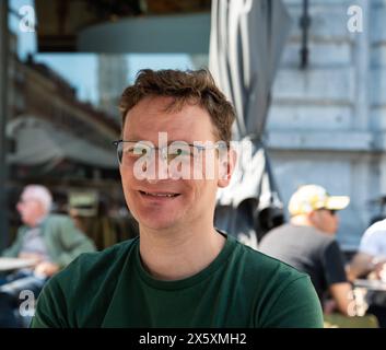 Ritratto di un uomo bianco di 45 anni in una camicia verde, Bruxelles, Belgio. Modello rilasciato. Foto Stock