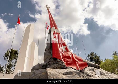 Kyrenia-Nort Cipro: 18 settembre 2023: Dettaglio del monumento di un soldato turco ferito che detiene la bandiera turca durante il cimitero militare di Bogaz. Foto Stock