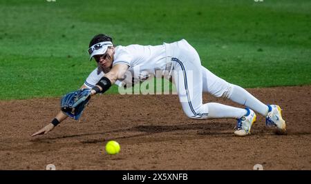 10 maggio 2024 Palo alto CA U.S.A. l'interno UCLA Seneca Curo (11) reagisce al pallone durante la semifinale del torneo NCAA PAC 12 Softball G2 tra UCLA Bruins e Arizona Wildcats. L'UCLA ha battuto l'Arizona 6-5 al Boyd & Jill Smith Family Stadium Palo alto California. Thurman James/CSM Foto Stock