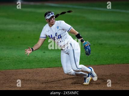 10 maggio 2024 Palo alto CA U.S.A. l'interno UCLA Seneca Curo (11) reagisce al pallone durante la semifinale del torneo NCAA PAC 12 Softball G2 tra UCLA Bruins e Arizona Wildcats. L'UCLA ha battuto l'Arizona 6-5 al Boyd & Jill Smith Family Stadium Palo alto California. Thurman James/CSM Foto Stock