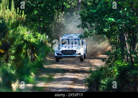 Amarante, Portogallo. 11 maggio 2024. Adrien FOURMAUX salta la Ford Fiesta Puma Rally1 HYBRID n.16 e diffonde molta polvere e pietre (Jose Salgueiro/SPP) credito: SPP Sport Press Photo. /Alamy Live News Foto Stock