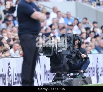 Londra, Regno Unito. 11 maggio 2024. Una telecamera al Tottenham Hotspur contro Burnley EPL Match, al Tottenham Hotspur Stadium, Londra, Regno Unito, l'11 maggio 2024. Crediti: Paul Marriott/Alamy Live News Foto Stock