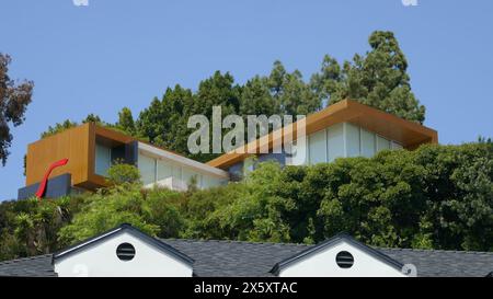 Los Angeles, California, USA 11 maggio 2024 Modern Wood Home a Hollywood Hills l'11 maggio 2024 a Los Angeles, California, USA. Foto di Barry King/Alamy Stock Photo Foto Stock