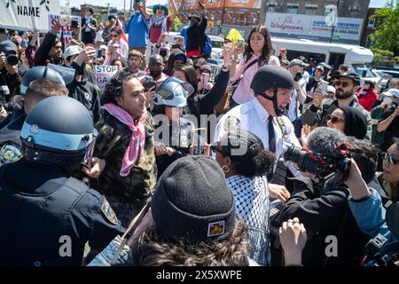 Brooklyn, New York, Stati Uniti. 11 maggio 2024. L'agente di polizia di New York, il capitano Butler, giusto, conduce un arresto attraverso una folla di manifestanti al centro Barclays di Brooklyn, New York. I manifestanti ricordavano 76 anni della Nakba durante una giornata nazionale di azione. (Immagine di credito: © Brian Branch Price/ZUMA Press Wire) SOLO PER USO EDITORIALE! Non per USO commerciale! Crediti: ZUMA Press, Inc./Alamy Live News Foto Stock