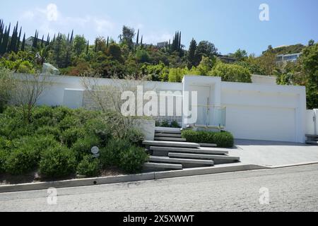 Los Angeles, California, Stati Uniti 11 maggio 2024 Actor Matthew Perry Final Home Ex casa/casa al 1479 Rising Glen Road a Hollywood Hills l'11 maggio 2024 a Los Angeles, California, USA. Costruita nel 1957 Matthew acquistò la casa nel maggio 2023 e morì nell'ottobre 2023. Foto di Barry King/Alamy Stock Photo Foto Stock