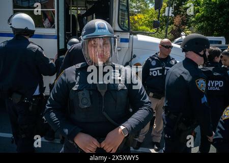 Brooklyn, New York, Stati Uniti. 11 maggio 2024. Un agente della polizia di New York, giusto, fa la guardia mentre un dimostrante viene portato via in manette dopo essere stato arrestato durante una manifestazione al centro Barclays di Brooklyn, New York. I manifestanti ricordavano 76 anni della Nakba durante una giornata nazionale di azione. (Immagine di credito: © Brian Branch Price/ZUMA Press Wire) SOLO PER USO EDITORIALE! Non per USO commerciale! Crediti: ZUMA Press, Inc./Alamy Live News Foto Stock