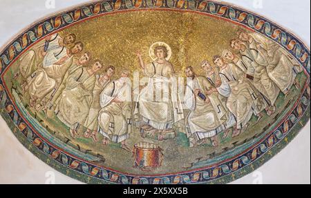 MILANO, ITALIA - 6 MARZO 2024: Il mosaico di Gesù tra l'apostolo nella Basilica di San Lorenzo e la cappella di Sant Aquilino dal 5. centesimi. Foto Stock