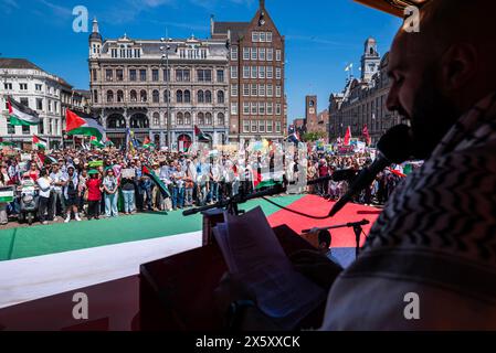 Amsterdam, Olanda settentrionale, Paesi Bassi. 11 maggio 2024. L'attivista palestinese MURAT tiene un discorso a migliaia di manifestanti. L'11 maggio 2024, diverse migliaia di manifestanti filo-palestinesi si sono riuniti in Piazza Dam ad Amsterdam. Da Piazza Dam, i manifestanti marciarono fino a Museumplein, Amsterdam, per ulteriori discorsi. L'appello di questa manifestazione richiese la fine della Nakba in Palestina, l'occupazione israeliana e il sostegno del governo olandese al governo israeliano. Crediti: ZUMA Press, Inc./Alamy Live News Foto Stock