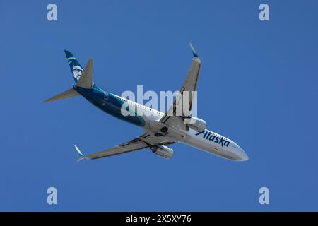 Seattle, Stati Uniti. 11 maggio 2024. Una Alaska Airlines 737-900 (N315AS) decolla all'aeroporto internazionale di Seattle-Tacoma. Crediti: Paul Christian Gordon/Alamy Live News crediti: Paul Christian Gordon/Alamy Live News Foto Stock