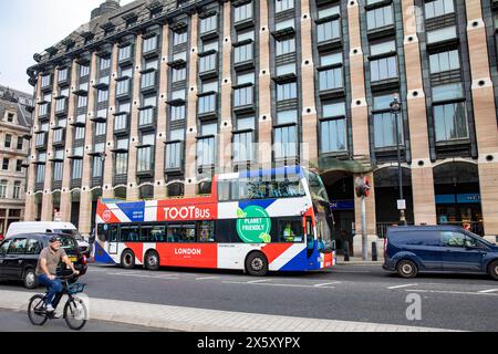 Tour panoramico di Westminster Londra, London Toot, autobus a due piani nella livrea Union Jack, all'esterno del New Parliament Building, Inghilterra, Regno Unito, 2023 Foto Stock