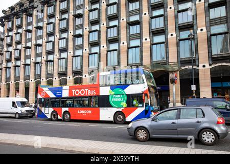 Tour panoramico di Westminster Londra, London Toot, autobus a due piani nella livrea Union Jack, all'esterno del New Parliament Building, Inghilterra, Regno Unito, 2023 Foto Stock