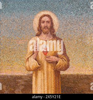 MILANO, ITALIA - 6 MARZO 2024: Il mosaico del cuore di Jeus nella basilica di Santa Eufemia di un ignoto atista. Foto Stock