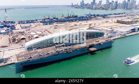 Foto aerea drone Miami Fleet Week navi della marina USS a Port Miami intorno al 2024 Foto Stock