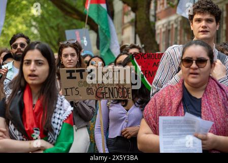 Londra, Regno Unito. 11 maggio 2024. I manifestanti tengono cartelli e gridano slogan mentre marciano verso l'UCL durante la manifestazione. A seguito di manifestazioni simili nelle università statunitensi. Proteste studentesche e accampamenti emersero nelle università del Regno Unito, tra cui Londra, Oxford, Cambridge, Canterbury come risposta alla guerra israelo-Gaza. Gli studenti della SOAS (School of Oriental and African Studies) organizzarono una protesta di solidarietà per il campo pro-Palestina dell'UCL (University College London) a causa del fatto che i funzionari del campus negarono l'ingresso a tutti. Credito: SOPA Images Limited/Alamy Live News Foto Stock