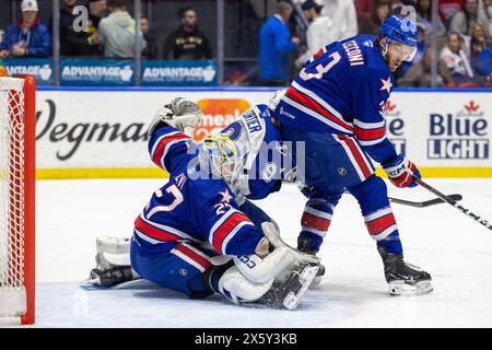 10 maggio 2024: Il portiere dei Rochester Americans Devon Levi (27) fa un salvataggio nel primo periodo. I Rochester Americans ospitarono i Syracuse Crunch in gara 5 delle semifinali della Northeast Division della American Hockey League alla Blue Cross Arena di Rochester, New York. (Jonathan tenca/CSM) Foto Stock