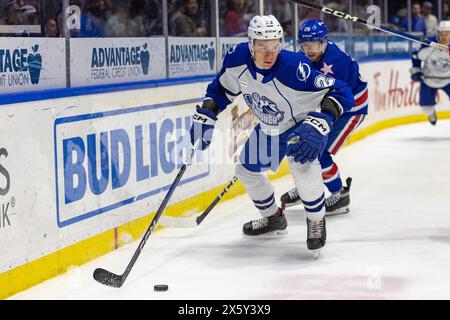 10 maggio 2024: L'attaccante di Syracuse Crunch Maxim Groshev (23) pattina nel primo periodo contro i Rochester Americans. I Rochester Americans ospitarono i Syracuse Crunch in gara 5 delle semifinali della Northeast Division della American Hockey League alla Blue Cross Arena di Rochester, New York. (Jonathan tenca/CSM) Foto Stock