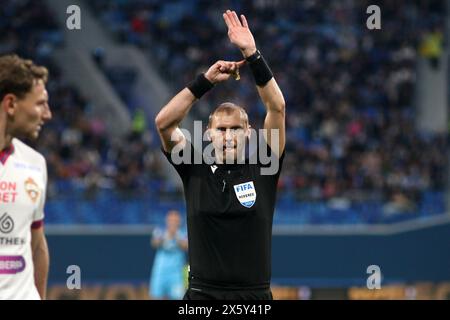 San Pietroburgo, Russia. 11 maggio 2024. Il giudice, Sergey Ivanov, visto in azione durante la partita di calcio della Premier League russa tra Zenit San Pietroburgo e CSKA Mosca alla Gazprom Arena. Punteggio finale; Zenit 0:1 CSKA. Credito: SOPA Images Limited/Alamy Live News Foto Stock