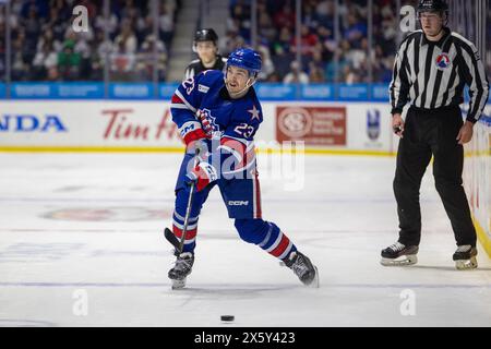 10 maggio 2024: Il difensore dei Rochester Americans Ryan Johnson (23) pattina nel secondo periodo contro il Syracuse Crunch. I Rochester Americans ospitarono i Syracuse Crunch in gara 5 delle semifinali della Northeast Division della American Hockey League alla Blue Cross Arena di Rochester, New York. (Jonathan tenca/CSM) Foto Stock