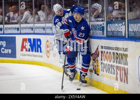 10 maggio 2024: Il difensore dei Rochester Americans Ryan Johnson (23) pattina nel terzo periodo contro il Syracuse Crunch. I Rochester Americans ospitarono i Syracuse Crunch in gara 5 delle semifinali della Northeast Division della American Hockey League alla Blue Cross Arena di Rochester, New York. (Jonathan tenca/CSM) Foto Stock