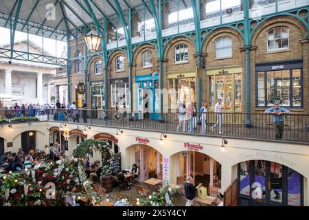 Gli interni del mercato di Londra di Covent Garden, i negozi e i negozi su due livelli con gli acquirenti che navigano per una rilassante giornata fuori, Londra, Inghilterra, Regno Unito, 2023 Foto Stock