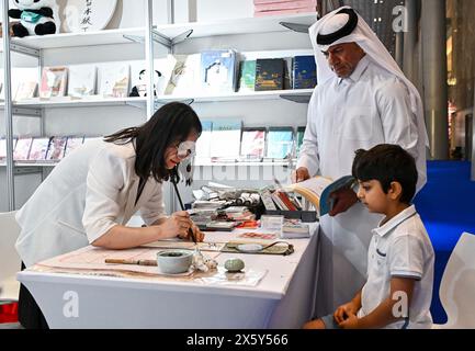 Doha, Qatar. 11 maggio 2024. Le persone visitano lo stand di un espositore cinese durante la 33a Doha International Book Fair a Doha, Qatar, 11 maggio 2024. Giovedì, nella capitale del Qatar, ha preso il via la 33a Fiera Internazionale del Libro di Doha, con editori cinesi che espongono circa 300 tipi di libri sulla Cina. Crediti: Nikku/Xinhua/Alamy Live News Foto Stock