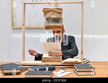 Doha, Qatar. 11 maggio 2024. Un uomo dimostra tecniche di legatura dei libri in stile classico durante la 33a Doha International Book Fair a Doha, Qatar, 11 maggio 2024. Giovedì, nella capitale del Qatar, ha preso il via la 33a Fiera Internazionale del Libro di Doha, con editori cinesi che espongono circa 300 tipi di libri sulla Cina. Crediti: Nikku/Xinhua/Alamy Live News Foto Stock