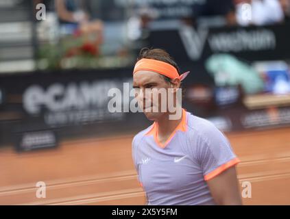 Roma, Italia. 11 maggio 2024. Rafael Nadal di Spagna reagisce durante la partita del secondo turno maschile contro Hubert Hurkacz di Polonia all'Open d'Italia di Roma, 11 maggio 2024. Crediti: Li Jing/Xinhua/Alamy Live News Foto Stock