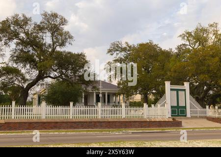 Biloxi, Mississippi - 18 aprile 2024: Una vista dell'esterno di Beauvoir la casa di Jefferson Davis a Biloxi, Mississippi. Foto Stock