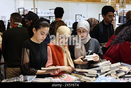 Rabat, Marocco. 11 maggio 2024. La gente sceglie i libri durante la 29a edizione della Fiera Internazionale del Libro e dell'Editoria a Rabat, Marocco, 11 maggio 2024. Crediti: Huo Jing/Xinhua/Alamy Live News Foto Stock