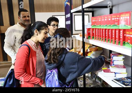 Rabat, Marocco. 11 maggio 2024. La gente sfoglia i libri di testo in lingua cinese durante la 29a edizione della Fiera Internazionale del Libro e dell'Editoria a Rabat, Marocco, 11 maggio 2024. Crediti: Huo Jing/Xinhua/Alamy Live News Foto Stock