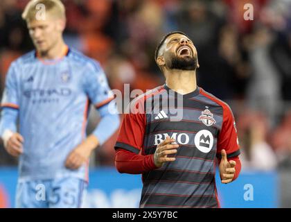 Toronto, Canada. 11 maggio 2024. Lorenzo Insigne (R) del Toronto FC reagisce dopo aver perso un tiro durante la partita di Major League Soccer (MLS) 2024 tra Toronto FC e New York City FC a Toronto, Canada, l'11 maggio 2024. Crediti: Zou Zheng/Xinhua/Alamy Live News Foto Stock