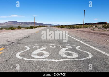 La Route 66 si estende ad est da Ludlow verso Amboy nel deserto del Mojave in California Foto Stock